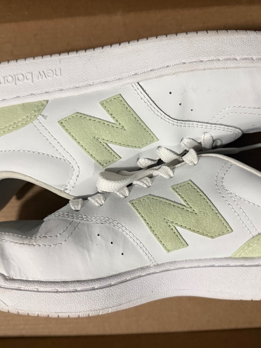 New balance tennis shoes